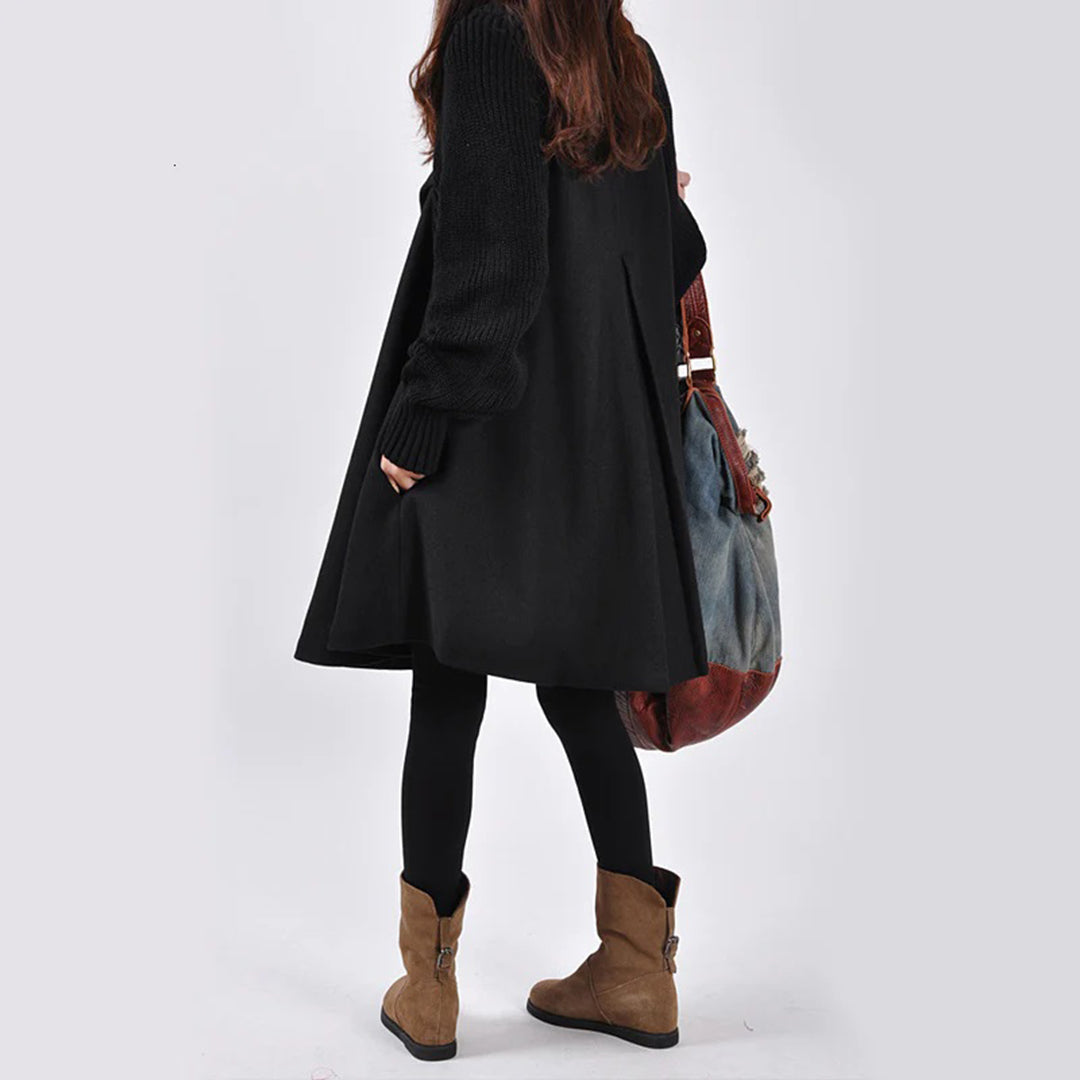 nainen pitkä takki musta napeilla takakatsomo