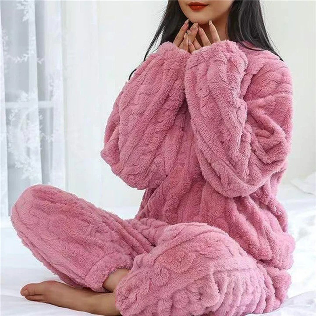 vaaleanpunainen pyjama nainen edestä