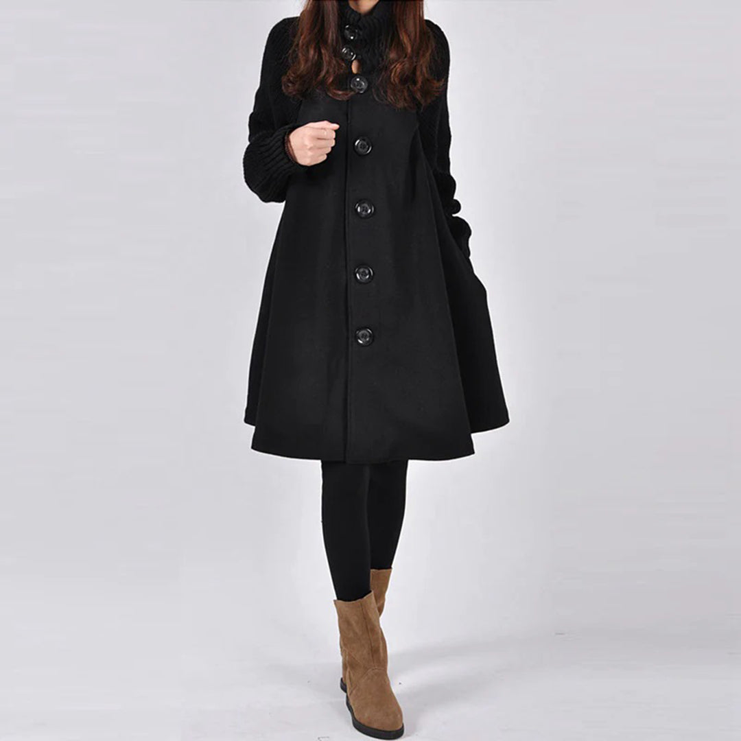 nainen pitkä takki musta napeilla
