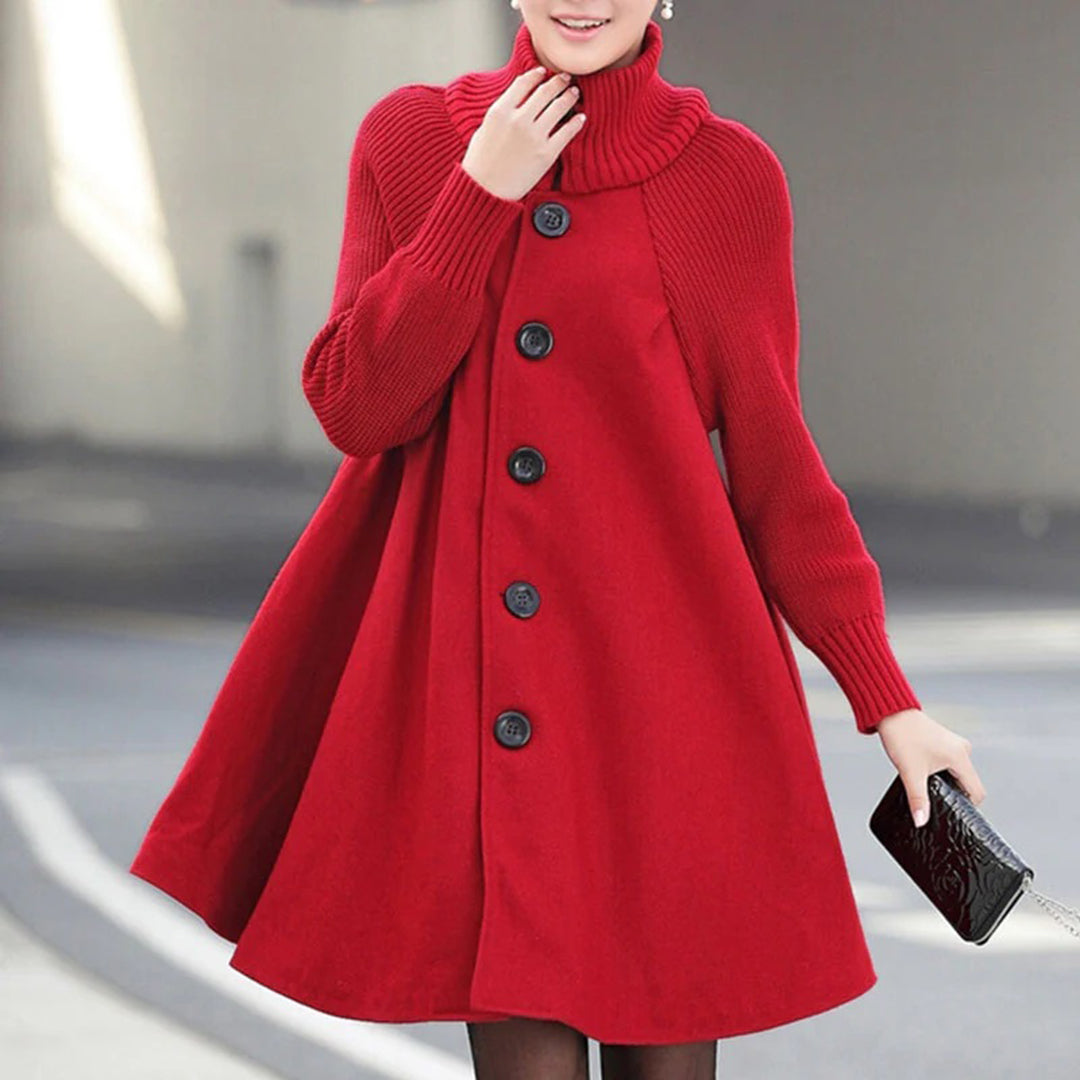 nainen pitkä takki punainen painikkeilla takanäkymä